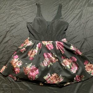 Beautiful floral dress! 💗🖤💕